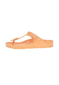 Oranje rubberen teenslippers met een gespsluiting, een gestructureerde voetbed en een gevormde zool. Lichtgewicht ontwerp geschik voor casual gebruik.