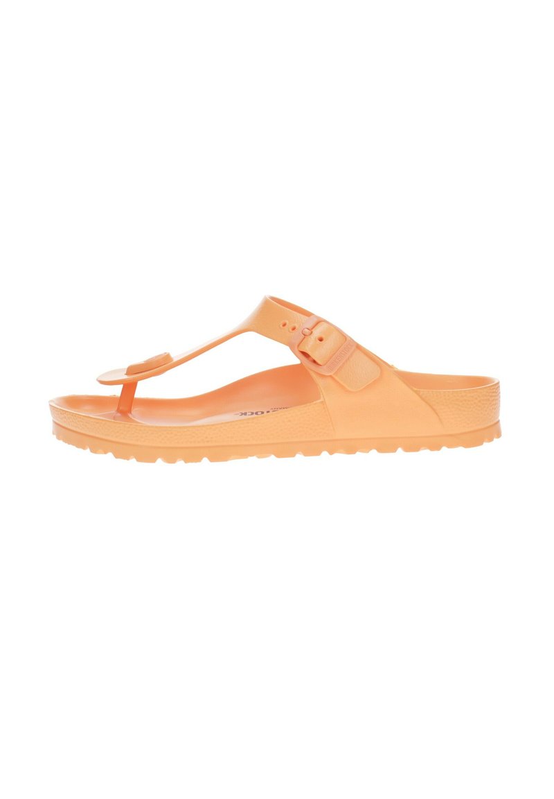 Oranje rubberen teenslippers met een gespsluiting, een gestructureerde voetbed en een gevormde zool. Lichtgewicht ontwerp geschik voor casual gebruik.