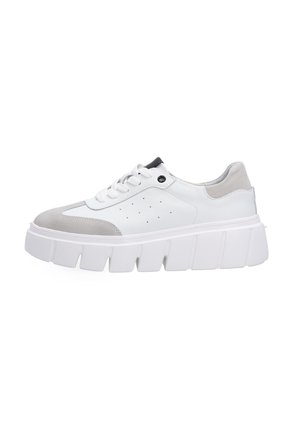 Witte en grijze lage sneaker met een dikke segmenten zool, veters aan de voorkant en kleine perforaties aan de zijkant voor ventilatie.