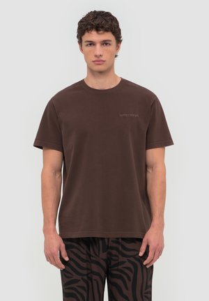 WRSTBHVR, WRSTBHVR T-SHIRT EVIN T-SHIRT UNISEX - Camiseta básica - chocolate brown