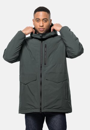Veste isolante vert foncé avec fermeture éclair à l'avant, capuche ajustable et deux grandes poches avant. Texture lisse avec une silhouette moderne.