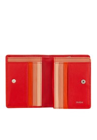 Portafoglio in pelle rossa con più slot per carte in arancione e rosa chiaro. Presenta una chiusura con bottone a pressione e il nome del brand embosso. Design compatto e funzionale.