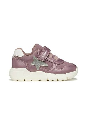 Sneaker viola da bambino con suola bianca, decorazione stella argentata e cinturino in velcro con etichetta Geox su sfondo bianco.