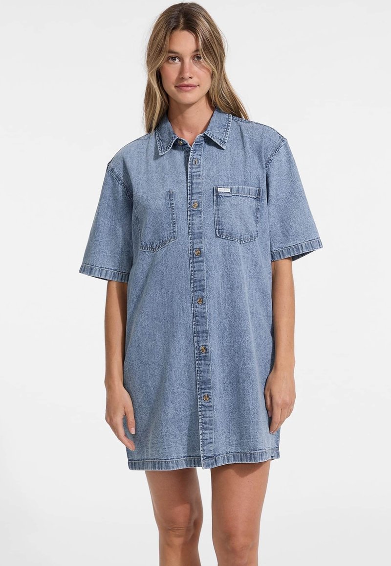 Denim-paitam ekaron vaale iltalein, ogan jeet gaen kutt aaye, ik button-daan tholl, do chatti khelkhen, tay ik darsh phittan naal, jaan kapsamında hkammish pair londa hai.