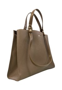 Borsa a tracolla in pelle marrone con texture, dotata di manici doppi, design spazioso, dettagli in hardware dorato e apertura superiore.