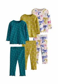 Set med barnpyjamasar som har teal med hjärttryck, olivgrön med rosettmönster och en blommig design i flera färger.