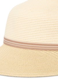Hellbeige geflochtener Strohhut mit runder Krone und breiter Krempe. Er hat ein braunes gestreiftes Band um den Fuß der Krone.