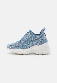 Sneaker blu con adornamenti in strass, design con lacci, collare imbottito e suola chunky bianca. Parte superiore in tessuto testurizzato con dettagli decorativi.