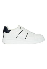 Sneaker bianche in pelle con un accento blu navy sul tallone, cuciture zigzag e strisce laterali nere. Presentano una punta rotonda e una suola in gomma testurizzata.