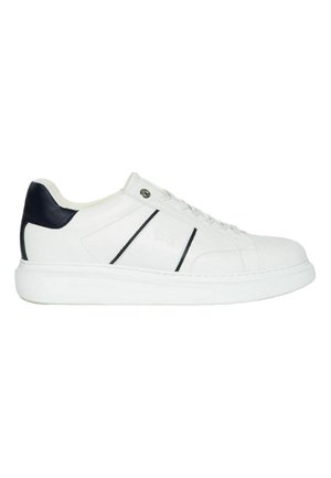Sneaker bianche in pelle con un accento blu navy sul tallone, cuciture zigzag e strisce laterali nere. Presentano una punta rotonda e una suola in gomma testurizzata.