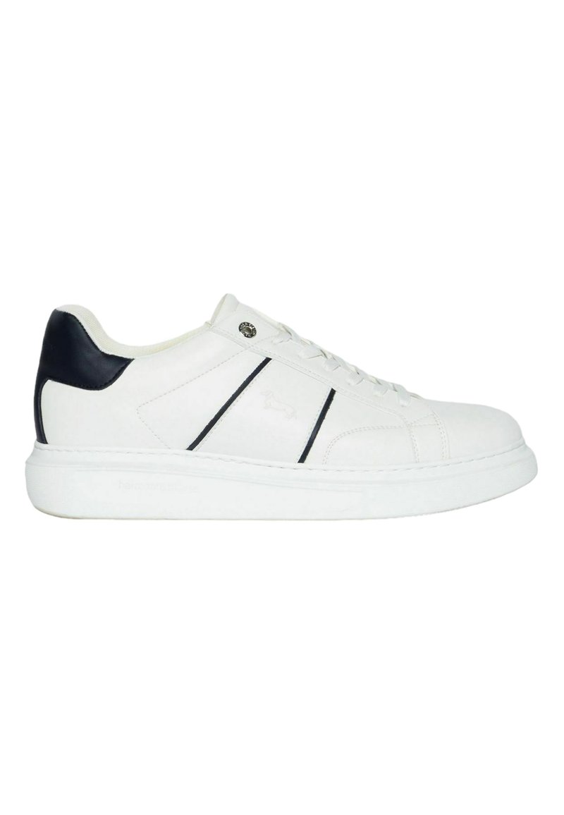 Sneaker bianche in pelle con un accento blu navy sul tallone, cuciture zigzag e strisce laterali nere. Presentano una punta rotonda e una suola in gomma testurizzata.