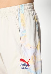 Puma KIDSUPER RBS TRAVEL SHORT - Roupa de discoteca - elektro blue/frosted ivory