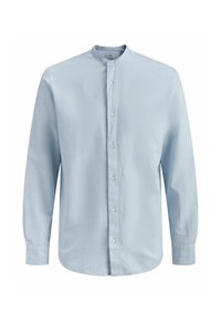 Chemise bleu clair à manches longues avec col officier et boutons blancs, présentée sur un fond blanc.