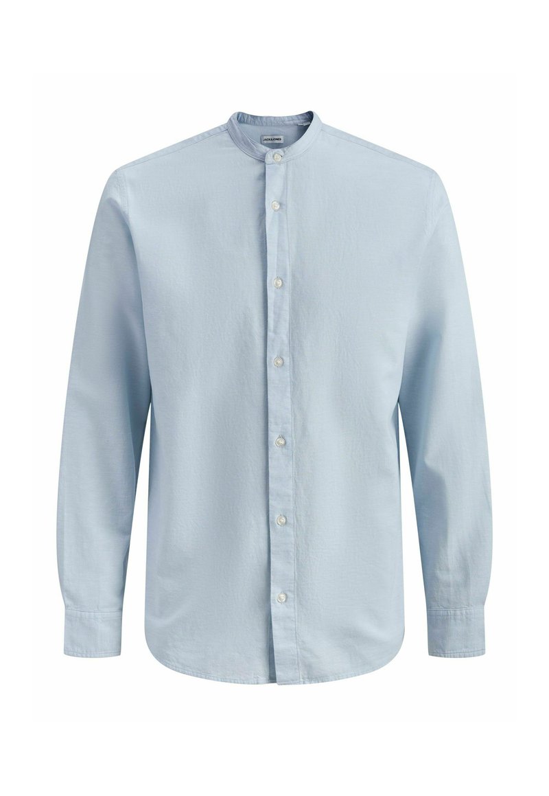 Chemise bleu clair à manches longues avec col officier et boutons blancs, présentée sur un fond blanc.