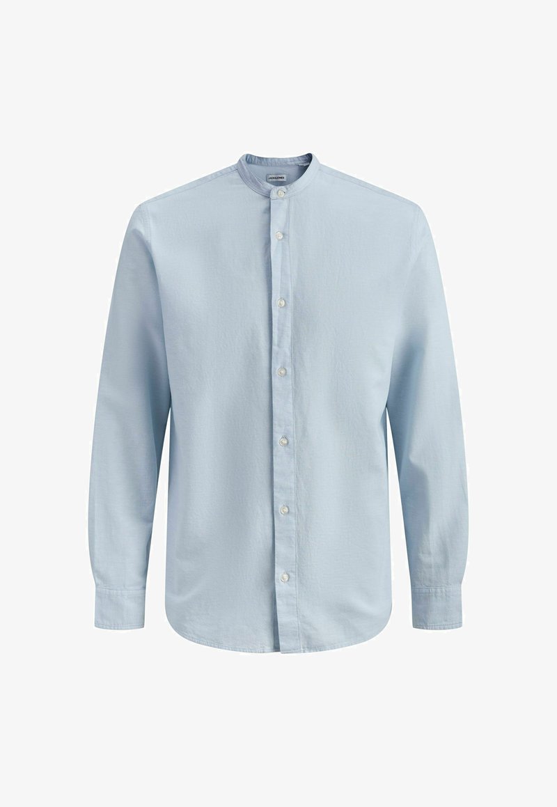 Chemise bleu clair à manches longues avec col officier et boutons blancs, présentée sur un fond blanc.
