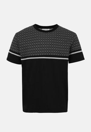 Čierna tričko s krátkym rukávom s bielymi geometrickými vzormi na hornej časti hrudníka a rukávoch, s horizontálnymi bielymi pruhmi okolo hrudníka a rukávov.