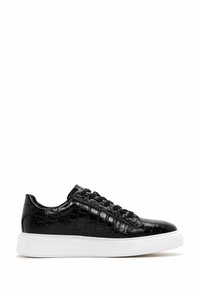 Sneaker in pelle nera con texture a coccodrillo, dotato di suola bianca, lacci neri e punta arrotondata.