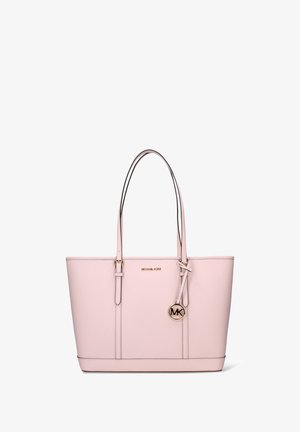 Roze leren shopper met twee schouderbanden, gouden hardware en een hangend MK-logo hanger. Soepele textuur en minimalistisch ontwerp.