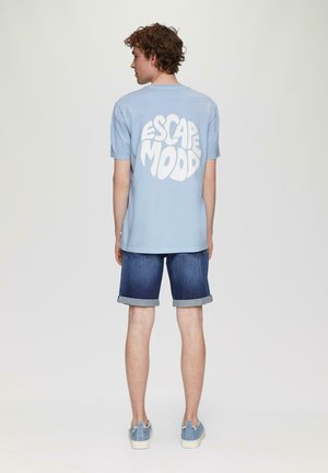 - T-shirt z nadrukiem