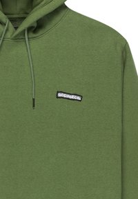 Groene hoodie gemaakt van zacht fabric, met een trekkoord in de capuchon en een klein zwart geborduurd logo op de borst.