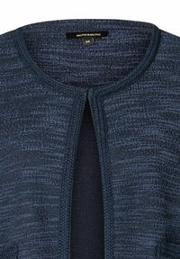 Navyblauwe gehaakte cardigan met een ronde hals, open voorkant en subtiel breipatroon. Gekentekend maat 36. Soepele stofafwerking.