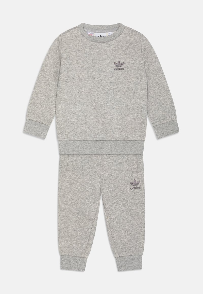 Conjunto cinza de duas peças, incluindo um sweatshirt de gola redonda de mangas longas e calças ajustadas. Apresenta punhos canelados, uma textura suave e o logótipo da Adidas.