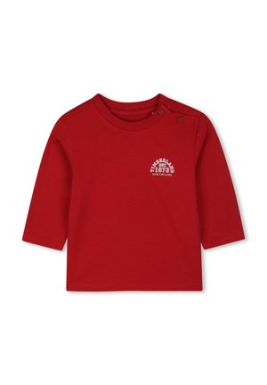 Chemise rouge à manches longues pour tout-petit avec des boutons-pression sur l'épaule gauche et le logo Timberland 1973 New England sur la poitrine.