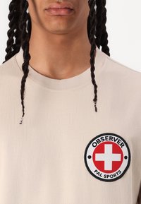 Pal Sporting Goods OBSERVER UNISEX - Μπλουζάκι με στάμπα - stone