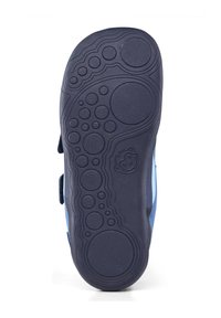 Sola blu della scarpa con grip testurizzato, caratterizzata da motivi circolari e una finitura liscia. Dettagli con strap in velcro sui lati.