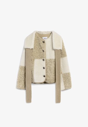 Beige en crèmekleurige patchworkjas met een pluizige textuur, een kraag, vijf knopen en gebreide zijpanelen. Korte, gestructureerde ontwerp.