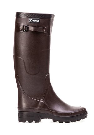 Botte de pluie en caoutchouc marron avec une semelle robuste, une tige texturée, une sangle à boucle ajustable et un rebord renforcé pour le soutien.