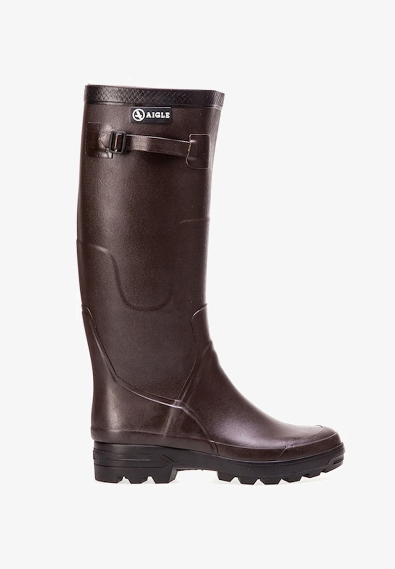 Braune Gummiregenstiefel mit stabilem Boden, strukturiertem Obermaterial, verstellbarem Schnallenriemen und verstärktem Rand für zusätzliche Unterstützung.