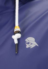 Granatowa kurtka o teksturowanym wykończeniu, z białym sznurkiem i czarnym zapięciem, a na tkaninie szare logo postaci z brodą.