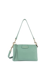 Borsa a tracolla in pelle verde menta con logo in tono oro, una tracolla singola e accessori in contrasto. Texture liscia, design minimalista e chiusura con zip.