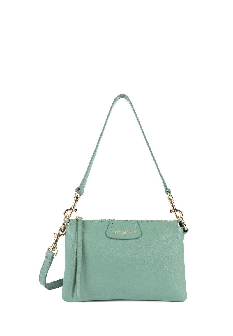 Borsa a tracolla in pelle verde menta con logo in tono oro, una tracolla singola e accessori in contrasto. Texture liscia, design minimalista e chiusura con zip.