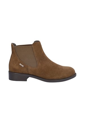 Bota Chelsea de ante marrón con panel lateral elástico, tacón bajo negro y pequeña etiqueta de marca cerca del talón sobre fondo blanco.