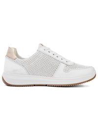 Sneakers bianche basse con lati traforati, chiusura con lacci, dettaglio beige sul tallone e suola in gomma marrone con motivo scanalato.