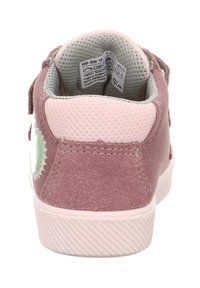 Rosa mockaskor med mesh-foder, kardborreband och en vit gummisula. Har en grön logopatch på sidan.