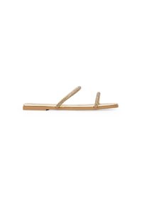 Sandalias planas con dos tiras delgadas y brillantes en color champán, una suela beige suave y un diseño simple y minimalista.