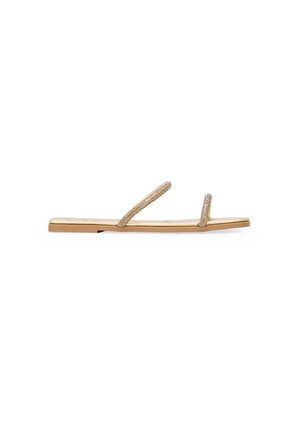 Sandalias planas con dos tiras delgadas y brillantes en color champán, una suela beige suave y un diseño simple y minimalista.
