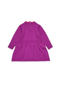 Abito lavorato a maglia viola con maniche lunghe, texture a coste e colletto arricciato di un rosso contrastante. Presenta una chiusura con bottoni sul retro.