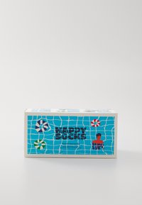 Boîte cadeau pour des chaussettes avec un fond turquoise présentant un motif en grille, des illustrations colorées de ballons de plage et un texte noir en gras indiquant "HAPPY SOCKS."