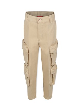 Pantaloni cargo beige con un design aderente, dotati di numerose tasche laterali, chiusura con bottone e una superficie liscia.