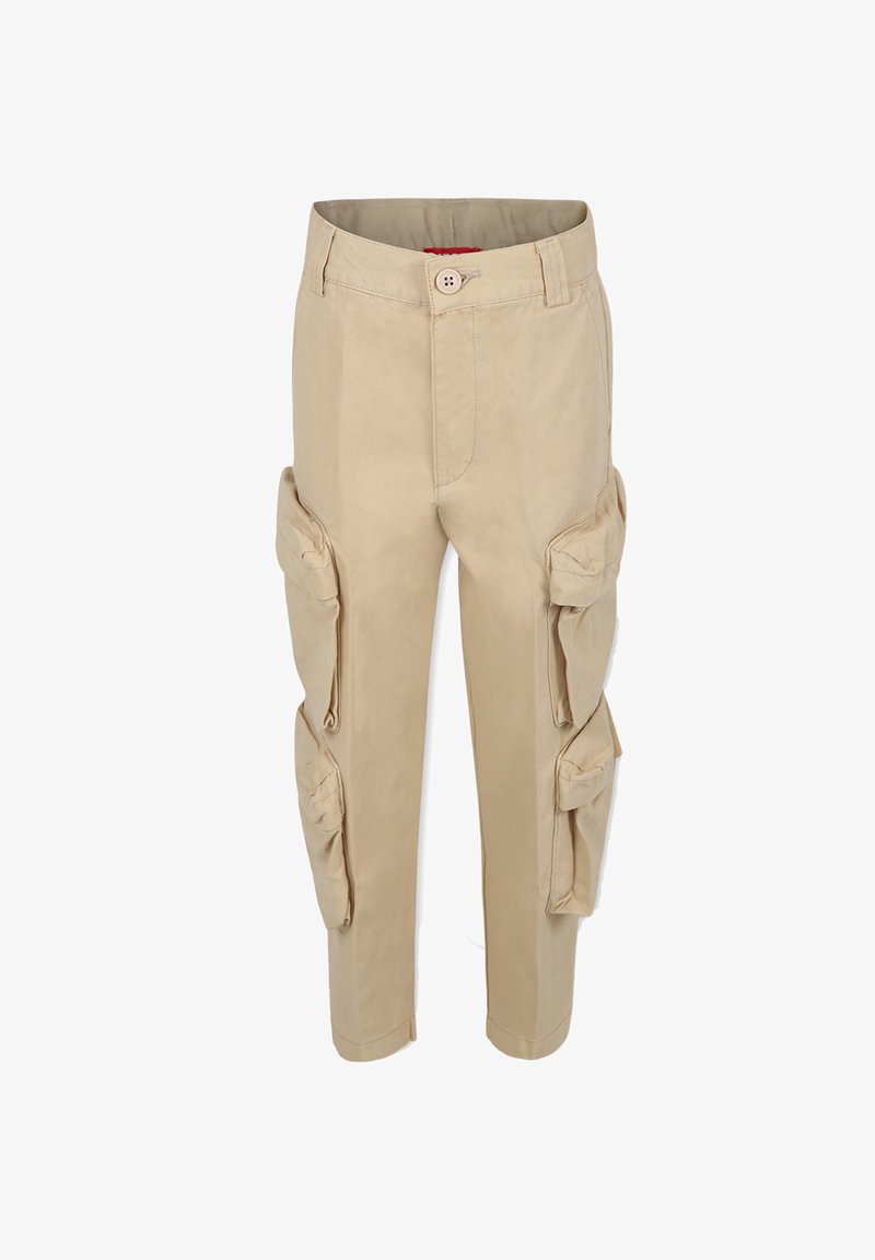 Beige cargo bukser med en tætsiddende design, der har flere sidelommer, en knaplukning og en glat overflade.