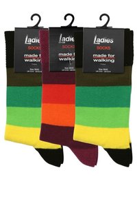 Chaussettes multicolores avec des rayures horizontales en vert, marron, jaune, orange et violet. Les étiquettes indiquent "Chaussettes pour femmes conçues pour marcher", taille 39/42.