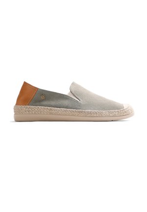 Chaussure décontractée à enfiler avec avant en suède beige, milieu en suède gris, patch talon en cuir camel et semelle intermédiaire en jute tressée sur fond blanc.