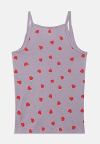 Lilla singlet med tynne stropper, med et mønster av små røde hjerter over hele. Materialet er mykt, sannsynligvis bomull eller en bomullsblanding.