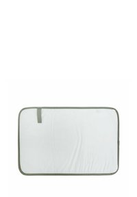 Cambiador rectangular blanco con ribete verde oliva y un pequeño lazo en un lado, diseñado para el cambio de pañales de bebés.