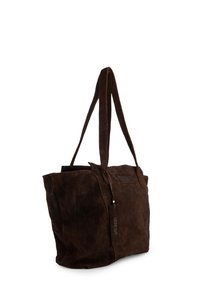 Braune Wildleder-Shopper-Tasche mit zwei langen Trägern. Verfügt über einen Reißverschluss, eine rechteckige Form und ein kleines Logo-Patch an der Seite.