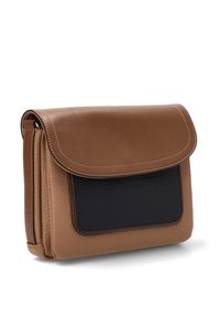 Bolso cruzado de cuero marrón con un panel frontal texturizado, un cierre de solapa suave, un acento en azul marino oscuro y detalles de costura blanca.